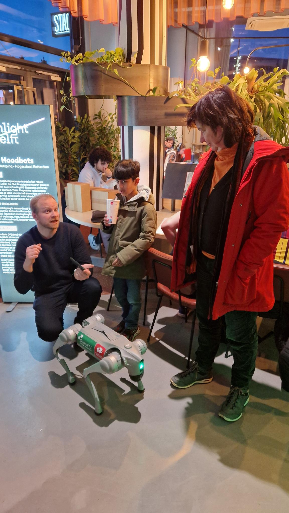 Kom naar de mobiele labkar in Feyenoord- met activiteit met onze Robothond vanaf 14:00